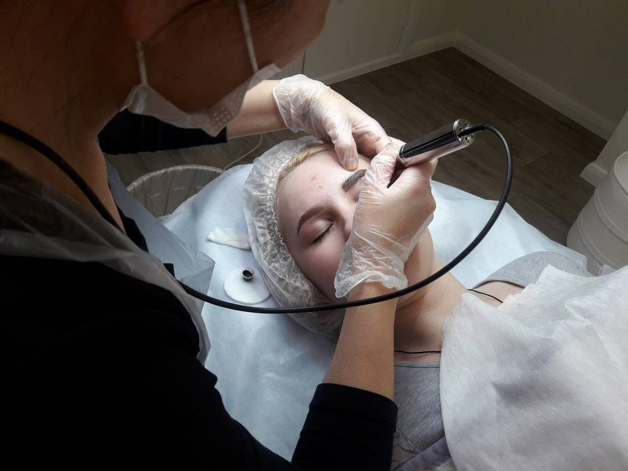 Permanent makeup procedure — brow tattooing in Brooklyn studio